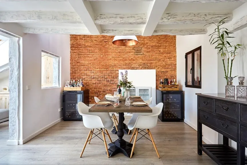 estudio-arquitectura-e-interiorismo-madrid-comedor-fondo-ladrillo-visto